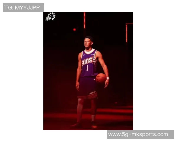 布克谈球队氛围:每天进步心态教练支持让我们乐在其中