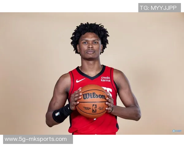 阿门汤普森分享投篮心得:面对防守勇于尝试中投和抛投的训练之路