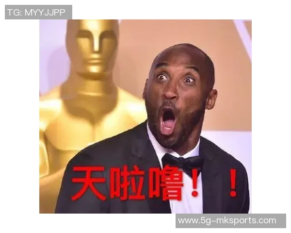 尼克斯新秀科勒克致敬科比与冠军奖杯合影展现传奇风范