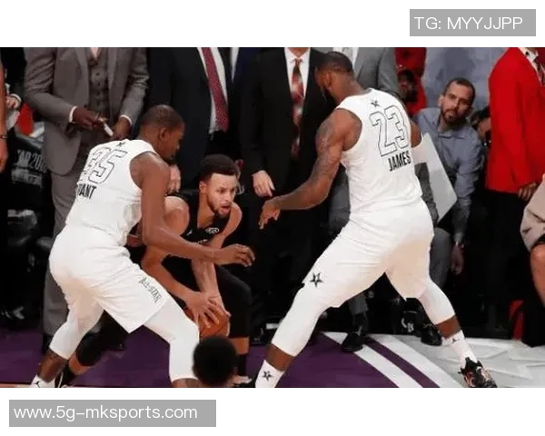 库里父子亲访杜克男篮更衣室斯蒂芬与新星卡梅隆布泽尔同框合影