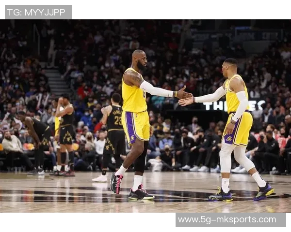 詹姆斯关键时刻得分创历史新高威少每分钟贡献166分表现抢眼